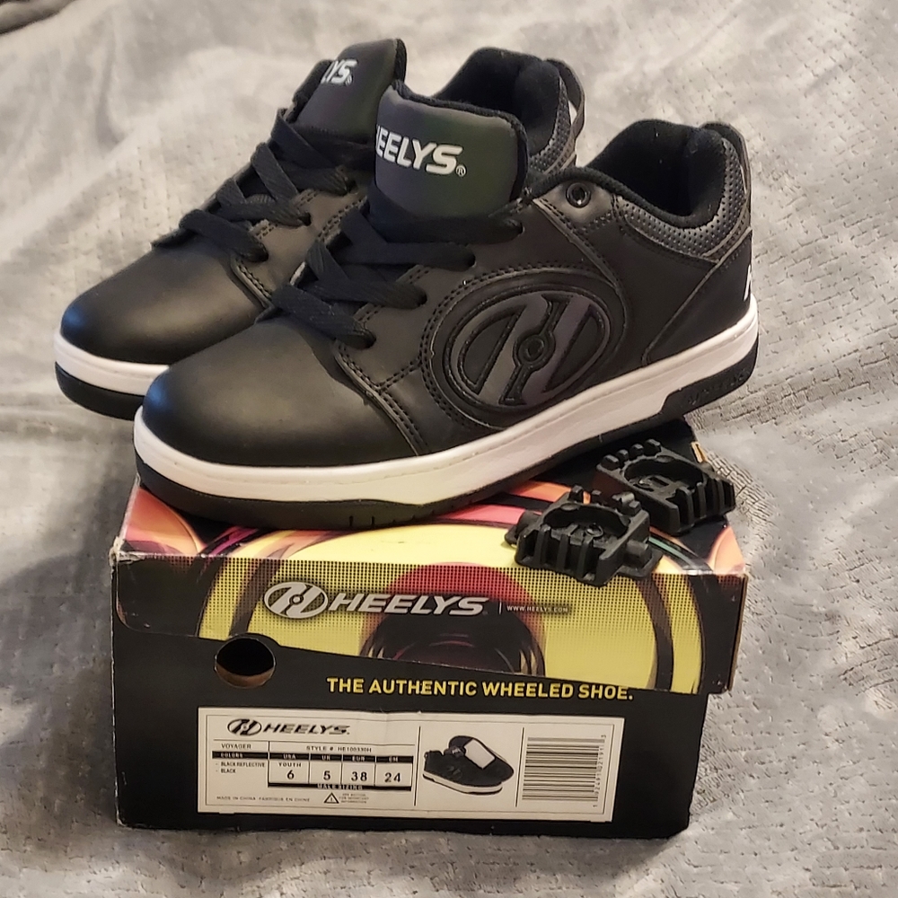 Heelys Unisex Voyager Tennis Shoe Wheels Youth 6 Black NWB